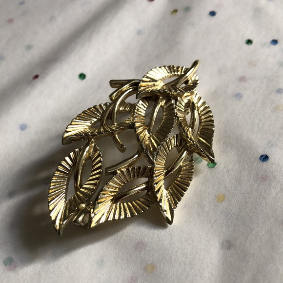 🌟VINTAGE JEWELCRAFT BROOCH🌟Beautiful shine Back and Front,6cm x 3.5cm. - Picture 5 of 11